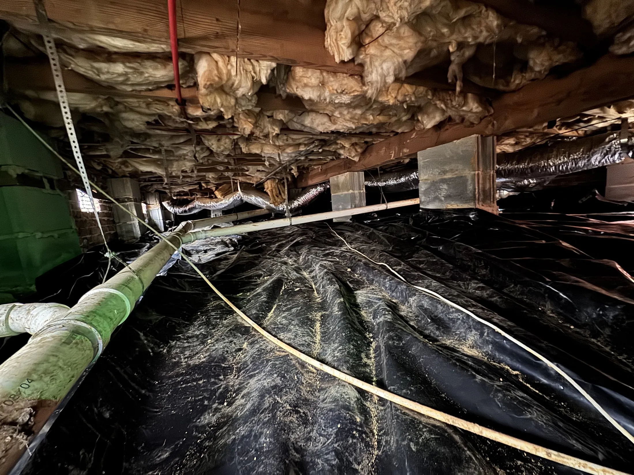 Sealed crawl space with a heavy vapor barrier